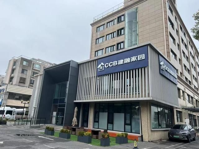 市房管局團工委、市保障中心組織開展“學雷鋒我當一日社區(qū)管家”志愿服務活動(圖2)